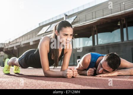 Frau Mann auf Boden Plank Übung Stockfoto