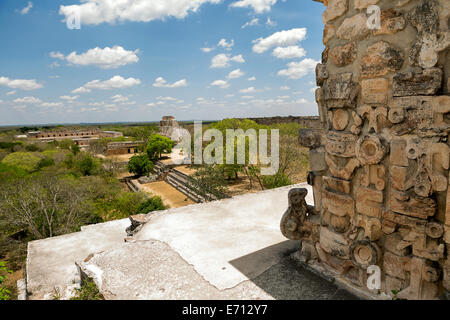 Uxmal gesehen von oben eines Tempels mit architektonischen Details im Vordergrund Stockfoto