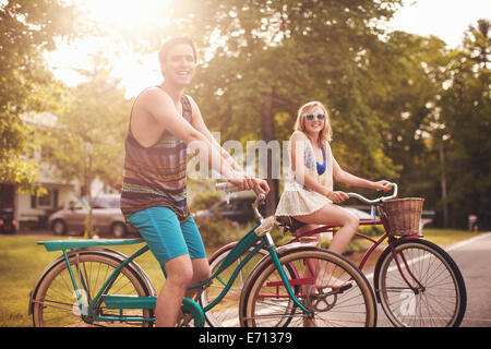 Junges Paar auf dem Fahrrad Stockfoto