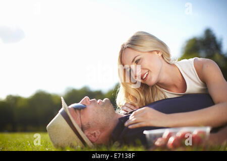 Paar Lügen und chatten im park Stockfoto