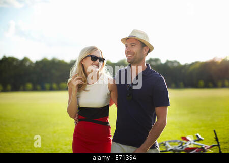 Paar, einen Spaziergang im park Stockfoto