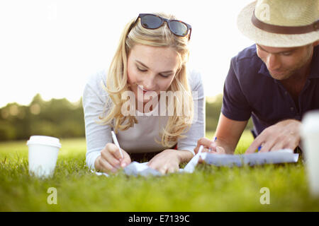 Paar im Park schreiben auf dem Papier liegen Stockfoto