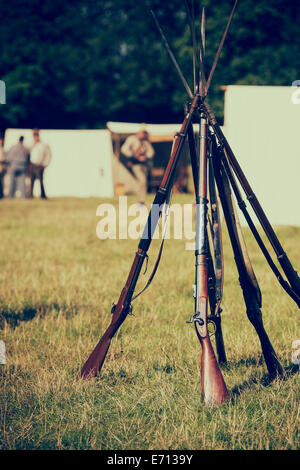 Amerikanischer Bürgerkrieg konföderierten Soldaten Gewehre in Camp an einem Reenactment. Detling, Kent, UK. Stockfoto