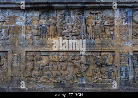 Borobudur, Java, Indonesien.  Relief-Schnitzereien, die Szenen aus dem Leben des Buddha. Stockfoto