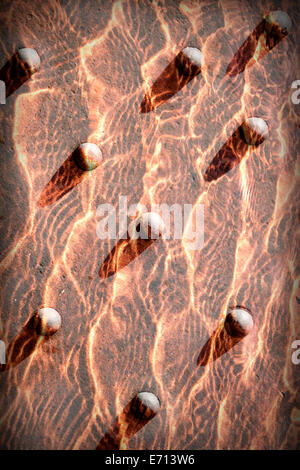 Abstrakt rot Hintergrund, genieteten Metall Textur. Stockfoto