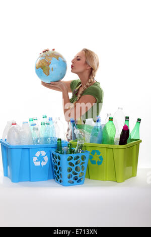 Frau mit Globus recycling Flaschen Stockfoto