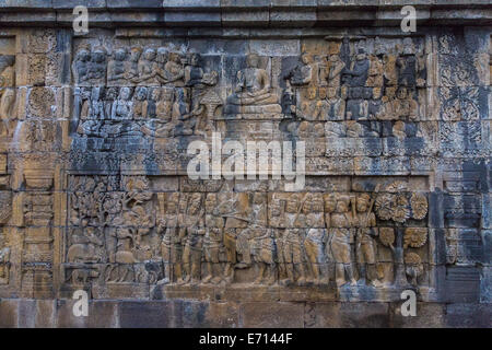 Borobudur, Java, Indonesien.  Relief-Schnitzereien, die Szenen aus dem Leben des Buddha. Stockfoto