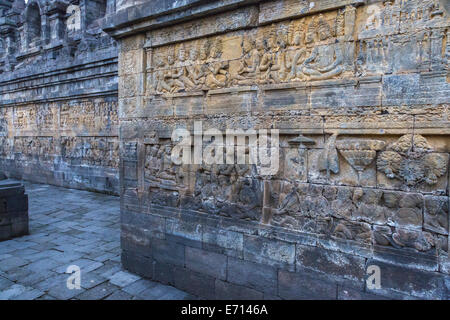 Borobudur, Java, Indonesien.  Relief-Schnitzereien, die Szenen aus dem Leben des Buddha. Stockfoto