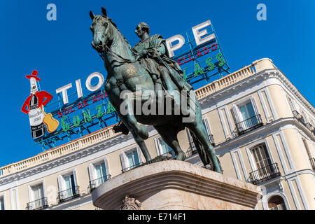 Pferdesport-Denkmal von Carlos III und Tio Pepe Werbung Leuchtreklame hinter Platz Puerta del Sol, Madrid, Spanien Stockfoto