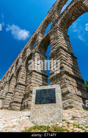 Niedrigen Winkel Blick auf die römische Aquäduktbrücke mit UNESCO-Plakette, Segovia, Kastilien und Leon, Spanien Stockfoto