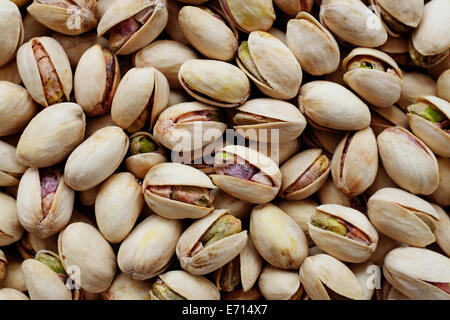 Geröstete und gesalzene Pistazien in der Schale als eine abstrakte Hintergrundtextur Stockfoto