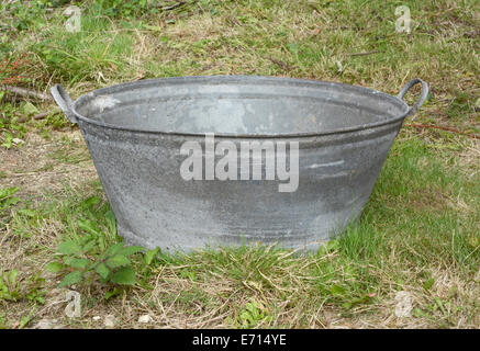 Leere Zinnbad stehende grobe Gras und Unkraut Stockfoto