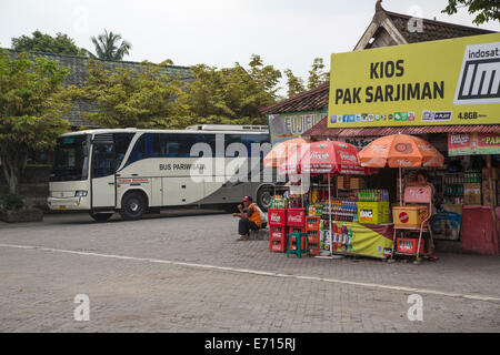 Yogyakarta, Java, Indonesien.  Touristenbus ("Pariwisata") und Erfrischung stehen am Eingang zum Prambanan Tempel Komplex. Stockfoto