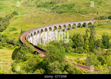 Glenfinnan-Viadukt, gewölbten Eisenbahnbrücke auf West Highland Line in Lochaber, Schottland Stockfoto