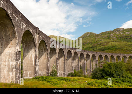 Glenfinnan-Viadukt, gewölbten Eisenbahnbrücke auf West Highland Line in Lochaber, Schottland Stockfoto