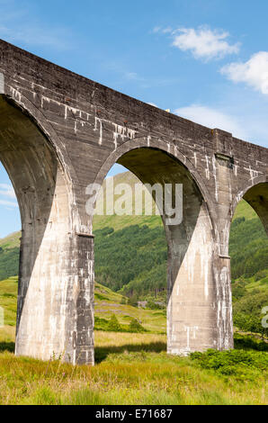 Glenfinnan-Viadukt, gewölbten Eisenbahnbrücke auf West Highland Line in Lochaber, Schottland Stockfoto