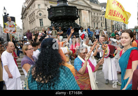 Hare-Krishna-Anhänger Durchführung am Piccadilly Circus, London Stockfoto
