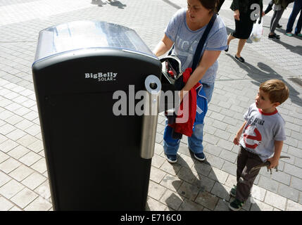 Solar powered Verdichtung Mülltonne, South Kensington, London Stockfoto