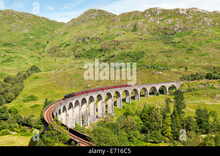 Glenfinnan-Viadukt, gewölbten Eisenbahnbrücke auf West Highland Line in Lochaber, Schottland Stockfoto