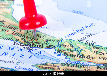 Rote Markierung angezeigt und zeigt die Lage der Zielpunkt am Bosporus, Istanbul, Türkei. Stockfoto