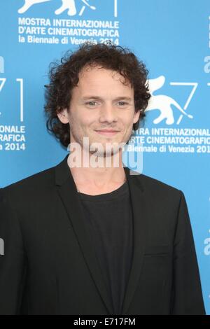 Venedig, Italien. 03rd September 2014. Russisch-US-Schauspieler Anton Yelchin stellt bei einem Fototermin für den Film "Cymbeline", während die 71. jährlichen internationalen Filmfestspiele von Venedig am Lido in Venedig, Italien, 3. September 2014. Der Film wird im Abschnitt "Orizzonti" auf dem Festival läuft von 27 August bis 06 September präsentiert. Foto: Hubert Boesl/Dpa/Alamy Live News Stockfoto