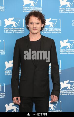 Venedig, Italien. 03rd September 2014. Russisch-US-Schauspieler Anton Yelchin stellt bei einem Fototermin für den Film "Cymbeline", während die 71. jährlichen internationalen Filmfestspiele von Venedig am Lido in Venedig, Italien, 3. September 2014. Der Film wird im Abschnitt "Orizzonti" auf dem Festival läuft von 27 August bis 06 September präsentiert. Foto: Hubert Boesl/Dpa/Alamy Live News Stockfoto