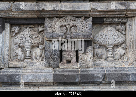 Yogyakarta, Java, Indonesien.  Prambanan Tempel.  Schnitzerei in der Nähe von Base von Nandi Tempel zeigen Kalpataru, der Baum des Himmels. Stockfoto