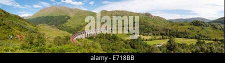 Panorama-Landschaft der Glenfinnan-Viadukt, gewölbten Eisenbahnbrücke auf West Highland Line in Lochaber, Schottland Stockfoto
