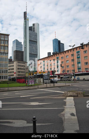 Regelmäßige Straße mit Blick auf Commerzbank-Tower Green Skyscraper, trüben Tag, Frankfurt Am Main, Deutschland Stockfoto