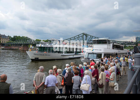 Touristen erwartet, Flusskreuzfahrten für einen Ausflug auf dem Fluss, trüben Tag, Frankfurt Am Main, Deutschland Stockfoto