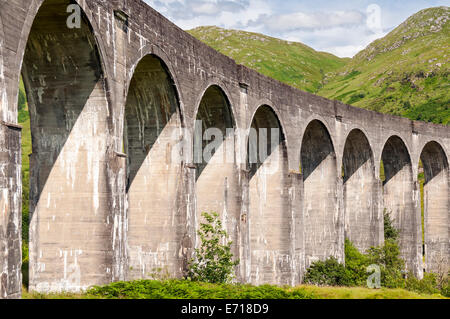 Glenfinnan-Viadukt, gewölbten Eisenbahnbrücke auf West Highland Line in Lochaber, Schottland Stockfoto