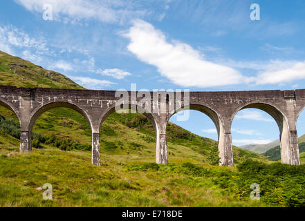 Glenfinnan-Viadukt, gewölbten Eisenbahnbrücke auf West Highland Line in Lochaber, Schottland Stockfoto