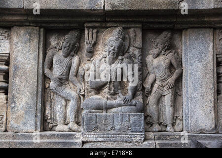 Yogyakarta, Java, Indonesien.  Prambanan Tempel.  Diener und Wächter des Shiva, Wand Reliefschnitzen. Stockfoto