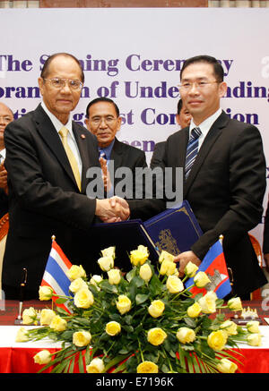 Phnom Penh, Kambodscha. 3. Sep, 2014. Vizepräsident der Anti-Corruption Unit of Cambodia Kheang Seng (R) schüttelt Hände mit Präsident der nationalen Anti-Korruptions Kommission von Thailand Panthep Klanarongran in Phnom Penh, Kambodscha, 3. September 2014. Kambodschanische und thailändische Anti-Korruption Körper am Mittwoch unterzeichneten ein Memorandum of Understanding (MoU) über die Zusammenarbeit im Aufbau von Kapazitäten und Intelligenz Informationsaustausch, beidseitig sagte. Bildnachweis: Sovannara/Xinhua/Alamy Live-Nachrichten Stockfoto