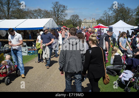 Menschen, die Teilnahme an einer Veranstaltung Teilemarkt an einem Sommertag in England. Stockfoto