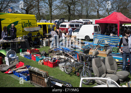 Menschen, die Teilnahme an einer Veranstaltung Teilemarkt an einem Sommertag in England. Stockfoto