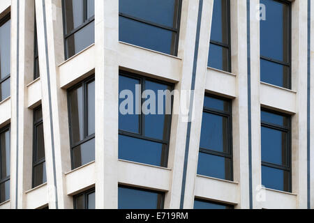 Moderne Architektur abstrakt Fragment mit weißen Wänden und Fenstern Stockfoto