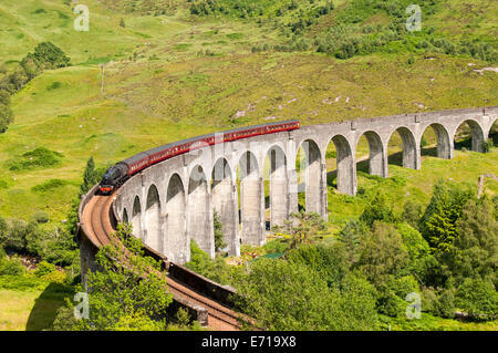 Glenfinnan-Viadukt, gewölbten Eisenbahnbrücke auf West Highland Line in Lochaber, Schottland Stockfoto