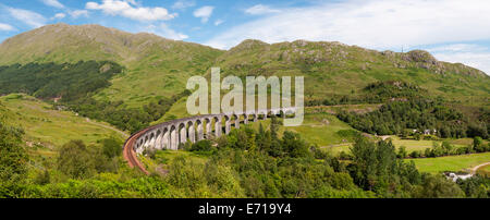 Panorama-Landschaft der Glenfinnan-Viadukt, gewölbten Eisenbahnbrücke auf West Highland Line in Lochaber, Schottland Stockfoto