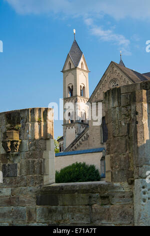 Turm der Basilika von St. Castor die älteste Kirche in Koblenz, Blick durch die mittelalterlichen Ruinen, Koblenz, Deutschland, Europa Stockfoto