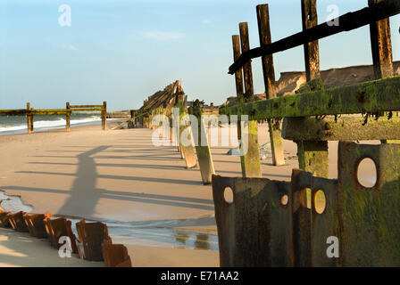 Küstenerosion alte Seeschutzmauer. Happisburgh North Norfolk East Anglia England 2014 2010er Jahre Großbritannien HOMER SYKES Stockfoto