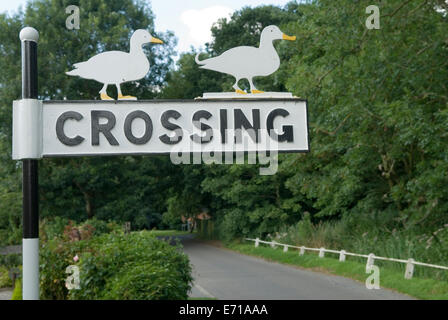 Enten Crossing, Dorfschild Ludham Norfolk UK. 2014, 2010ER HOMER SYKES Stockfoto