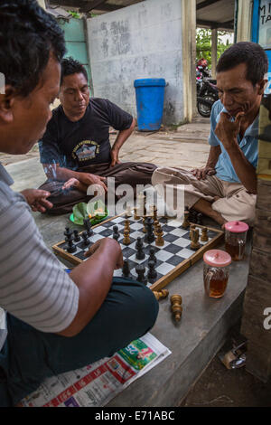 Yogyakarta, Java, Indonesien.  Männer spielen Schach in der Prambanan-Tempel noch verstärken. Stockfoto