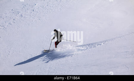 Einzeltourenfahrer Skifahren auf Neuschnee Stockfoto