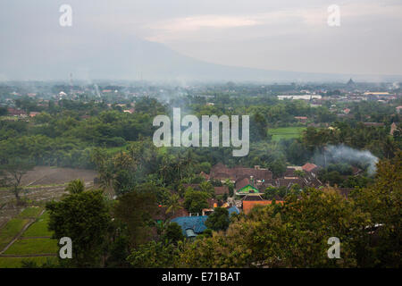 Yogyakarta, Java, Indonesien.  Holzkohlefeuer zum Kochen Abendessen und brennenden Müll verursachen umfangreiche Luftverschmutzung. Stockfoto