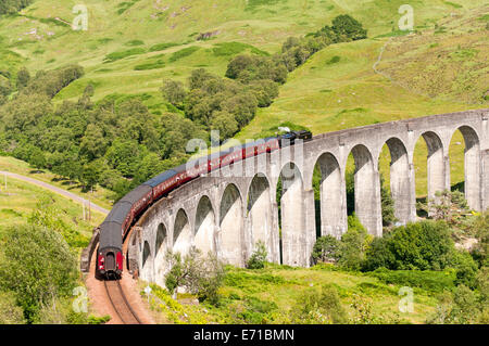 Glenfinnan-Viadukt, gewölbten Eisenbahnbrücke auf West Highland Line in Lochaber, Schottland Stockfoto