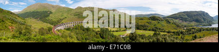 Panorama-Landschaft der Glenfinnan-Viadukt, gewölbten Eisenbahnbrücke auf West Highland Line in Lochaber, Schottland Stockfoto