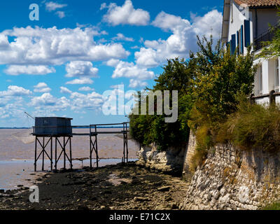 Fischerhütten auf Stelzen über der Mündung der Gironde in der Nähe von Dorf von Talmont-Sur-Gironde in Charente-Maritime Bereich der Süd-West Frankreich Stockfoto