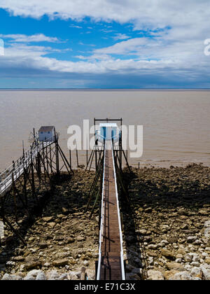 Fischerhütten auf Stelzen über der Mündung der Gironde in der Nähe von Dorf von Talmont-Sur-Gironde in Charente-Maritime Bereich der Süd-West Frankreich Stockfoto