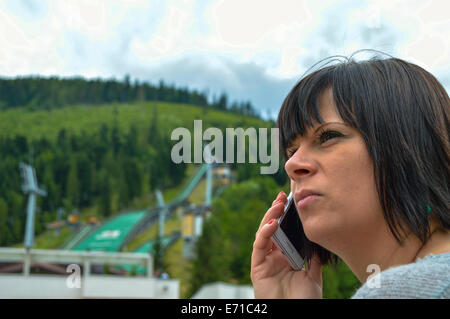 Frau anrufen mit Handy Stockfoto